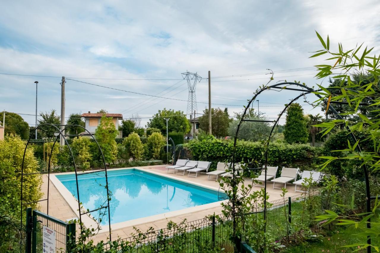 デセンツァーノ・デル・ガルダResidenza Gelsominoアパートメント エクステリア 写真